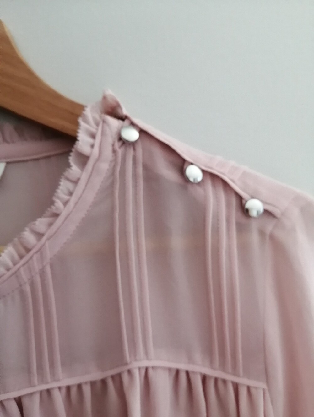 Aritzia Wilfred Lourdes Pink Pleated Chiffon Blouse Shoulder Button Medium - Picture 5 of 15